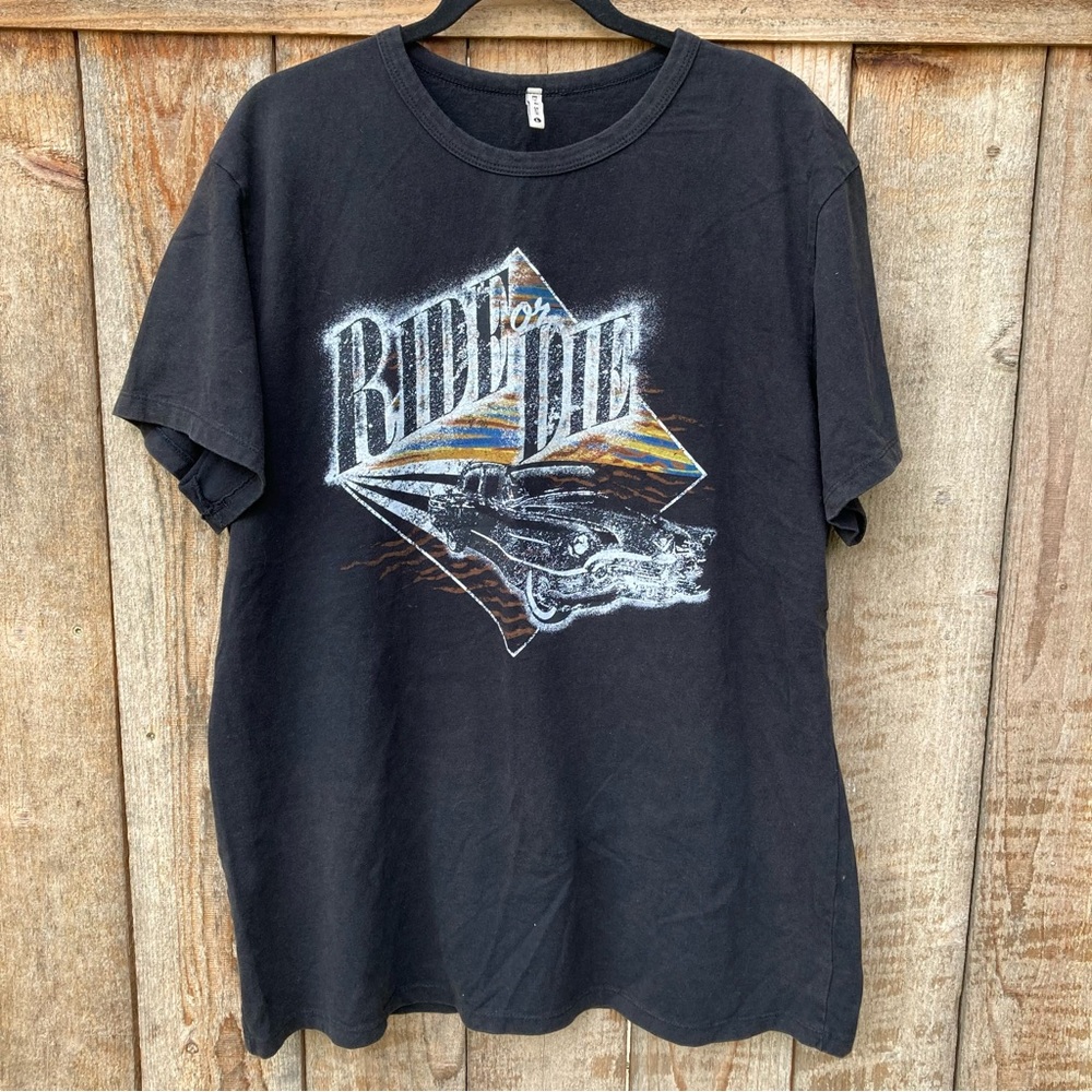 Emma & Sam Graphic T-shirt Size Large